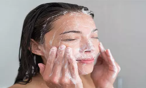 चेहरे को शेव करते समय सुनिश्चित कर लें कि आप इसे सही तरीके से कर रहे