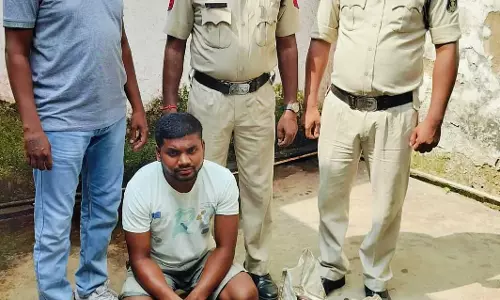 महुआ शराब लेकर जा रहा युवक गिरफ्तार