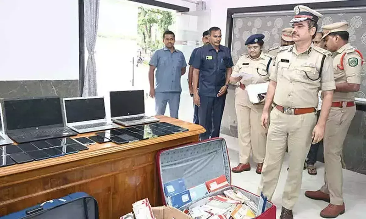 Police ने अवैध भुगतान एग्रीगेटर का भंडाफोड़ कर 7 लोगों को गिरफ्तार किया Police ने अवैध भुगतान एग्रीगेटर का भंडाफोड़ कर 7 लोगों को गिरफ्तार किया
