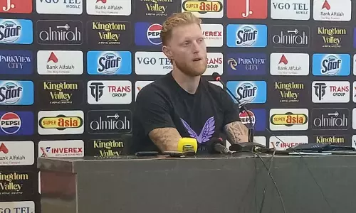 Ben Stokes ने अपना आपा खोने के लिए टीम के साथियों से माफी मांगी Ben Stokes ने अपना आपा खोने के लिए टीम के साथियों से माफी मांगी
