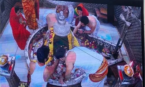 BIG BREAKING: सीएम के सांसद बेटे पर लगा महाकाल मंदिर का नियम तोड़ने का आरोप, कांग्रेस हुई हमलावर BIG BREAKING: सीएम के सांसद बेटे पर लगा महाकाल मंदिर का नियम तोड़ने का आरोप, कांग्रेस हुई हमलावर