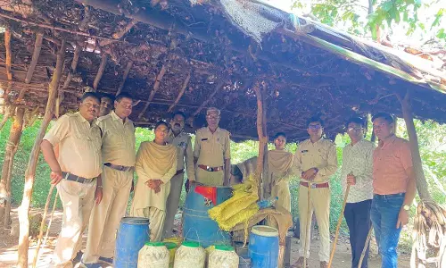 धमतरी: भारी मात्रा में शराब और महुआ लाहन बरामद