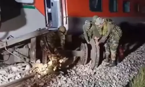 Assam :   डिबलोंग स्टेशन पर अगरतला-मुंबई एक्सप्रेस के पटरी से उतरने के बाद मरम्मत का काम जारी