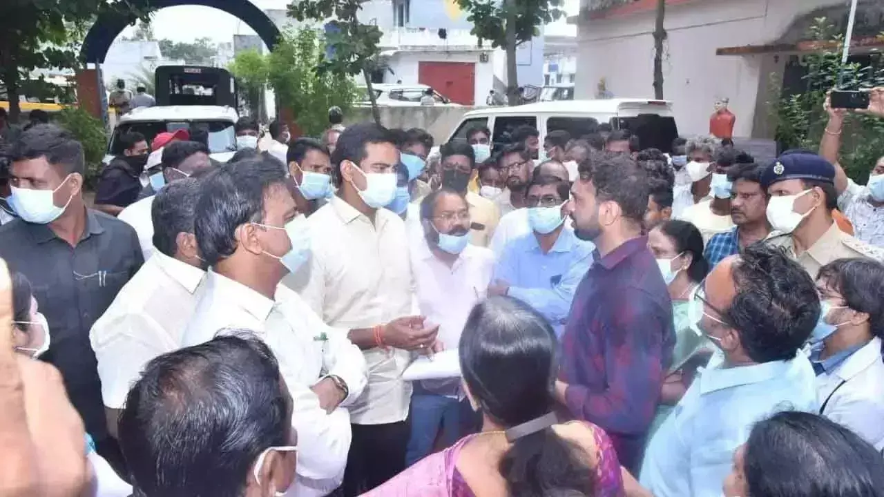 Minister श्रीनिवास ने गुरला का दौरा किया, मरीजों की त्वरित देखभाल का संकल्प लिया Minister श्रीनिवास ने गुरला का दौरा किया, मरीजों की त्वरित देखभाल का संकल्प लिया