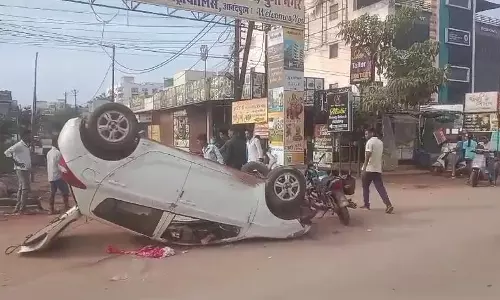 नशे में तेज रफ्तार दौड़ाई, कार चालक की हालत गंभीर