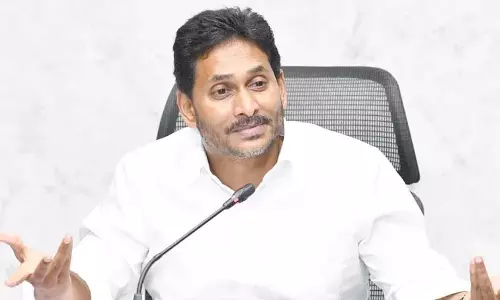 Andhra: वाईएस जगन ने बाबू शराब ब्रांड पर व्यंग्य किया Andhra: वाईएस जगन ने बाबू शराब ब्रांड पर व्यंग्य किया