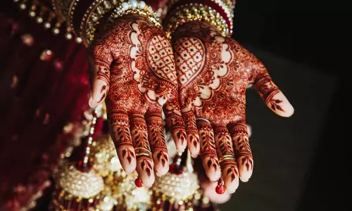 गुड़ की मेहंदी आपको मिनटों में लाल रंग देगी