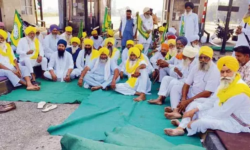 Amritsar: खरीद में देरी के विरोध में किसानों ने टोल प्लाजा पर किया कब्जा