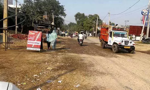 Jhabal Road पर वाहन चलाना यात्रियों के लिए दुःस्वप्न