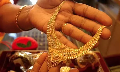 सोने की कीमतें आज: US चुनावों की आशंकाओं के बीच पीली धातु $ 2,700 पार सोने की कीमतें आज: US चुनावों की आशंकाओं के बीच पीली धातु $ 2,700 पार