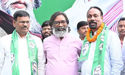 भाजपा के पूर्व MLA केदार हाजरा, आजसू नेता उमाकांत रजक झामुमो में हुए शामिल भाजपा के पूर्व MLA केदार हाजरा, आजसू नेता उमाकांत रजक झामुमो में हुए शामिल