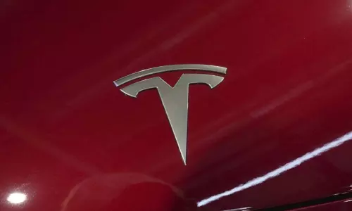 यात्री की मौत के बाद अमेरिका Tesla की ‘पूर्ण स्व-ड्राइविंग’ प्रणाली की जांच करेगा