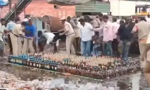 Jharkhand: आबकारी अधिकारियों ने अवैध मिनी विदेशी शराब फैक्ट्री का भंडाफोड़ किया Jharkhand: आबकारी अधिकारियों ने अवैध मिनी विदेशी शराब फैक्ट्री का भंडाफोड़ किया