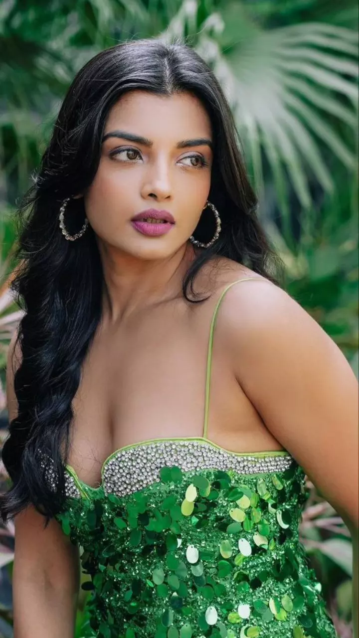 आशना जावेरी का सिज़लिंग लुक