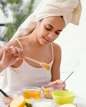 Skin care: शहद में मिलाकर लगाएं ये चीजें, निखर जाएगी रंगत