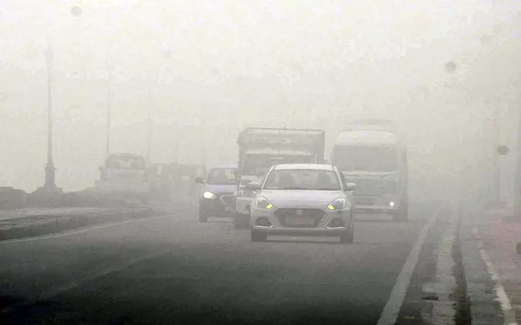 Delhi में AQI गिरकर 226 पर पहुंचा, लोगों को सांस लेने में दिक्कत