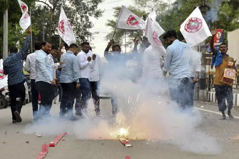 नागांव में AASU सदस्यों ने नागरिकता अधिनियम पर सुप्रीम कोर्ट के फैसले का जश्न मनाया