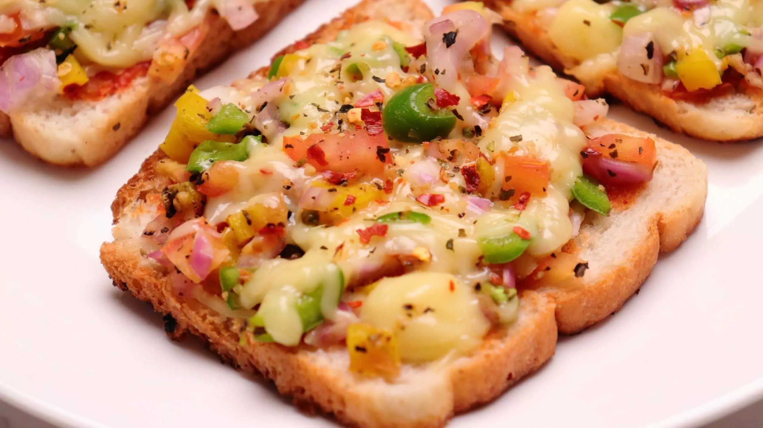 recipe: घर पर बना सकते हैं Bread Pizza