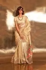 Saree for Karva Chauth: करवा चौथ पर अपनी साड़ियों को इस तरह से सजाएं