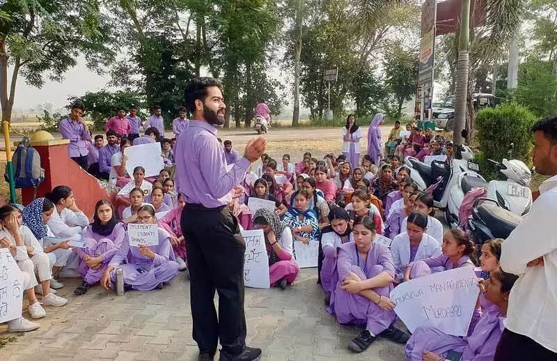 Nursing college के विद्यार्थियों ने आत्महत्या मामले में पुलिस की निष्क्रियता के खिलाफ प्रदर्शन