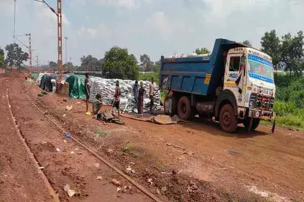 Kiriburu में बड़ाजामदा रेलवे साइडिंग के मजदूरों का शोषण कर रहे लोडिंग ठेकेदार