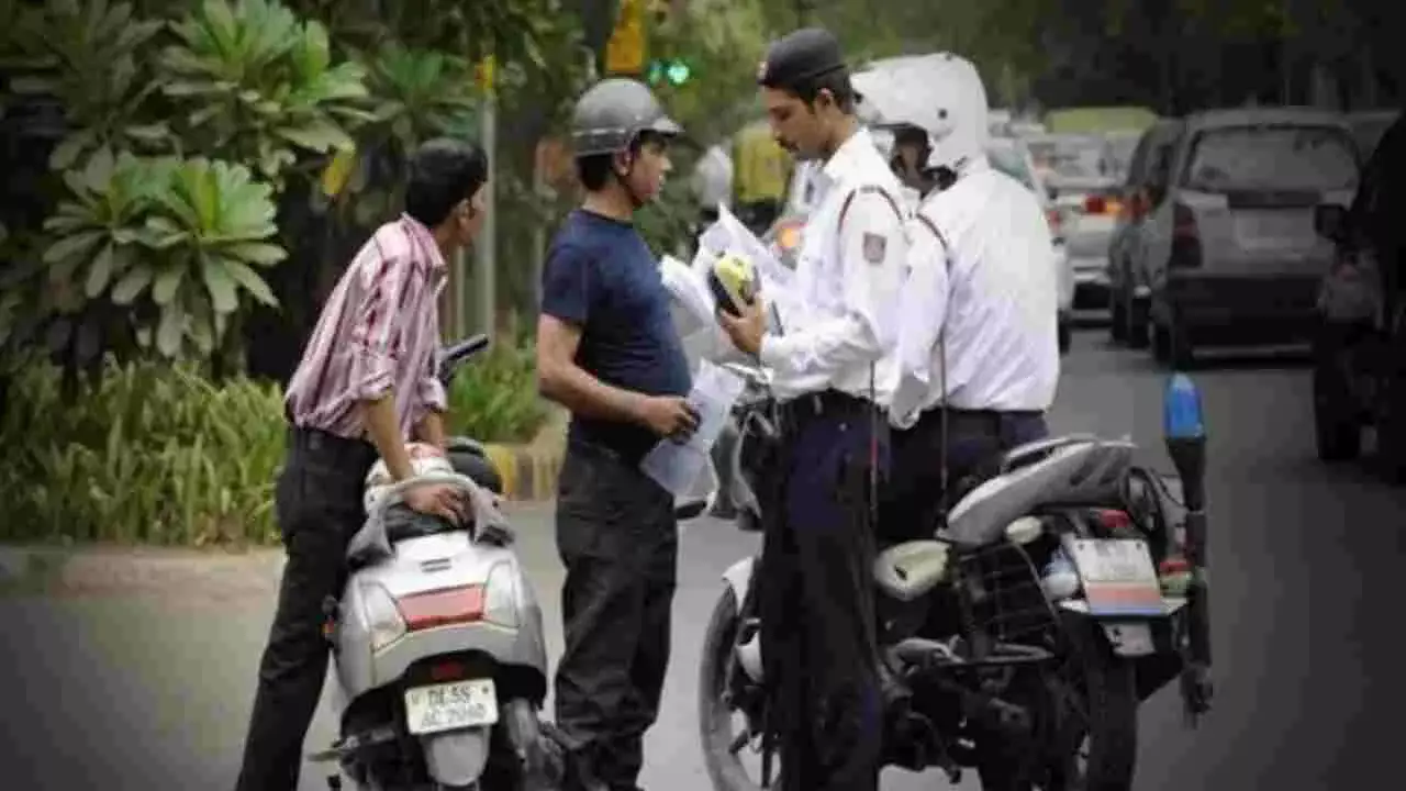 Ghaziabad: अब पुलिस बाजार में सड़क पर खड़े मिले वाहन का काटेगी चालान