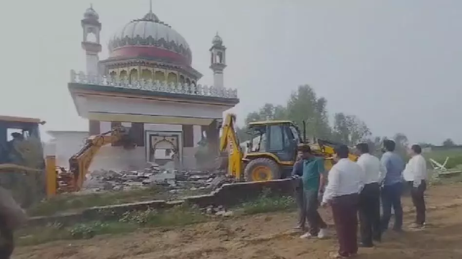 प्रशासन की कार्रवाई, अवैध रूप से बनाए गए मजार पर चलाया बुलडोजर, VIDEO