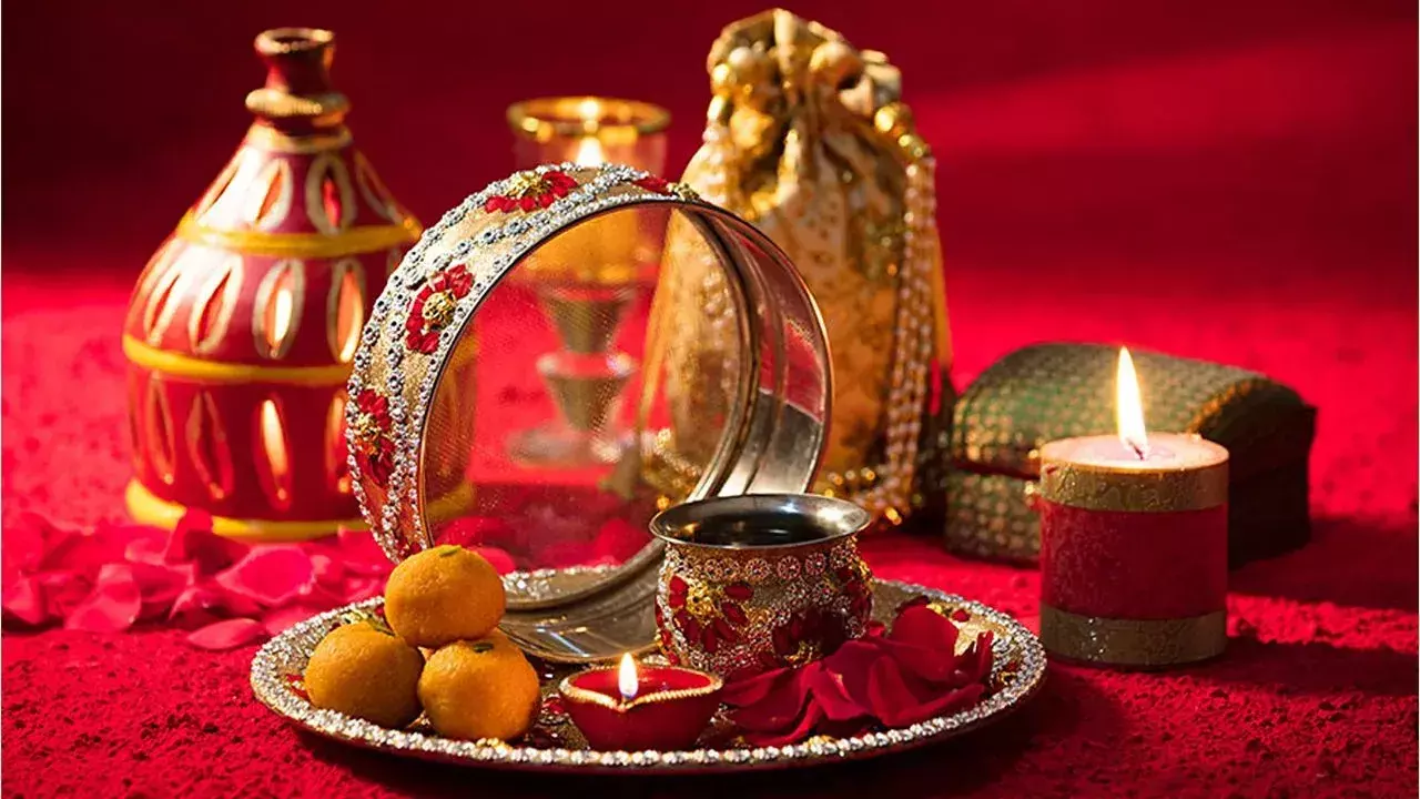 Karwa Chauth  की पूजा में कांस की सींक से क्यों दिया जाता है अर्घ्य? जानें महत्व