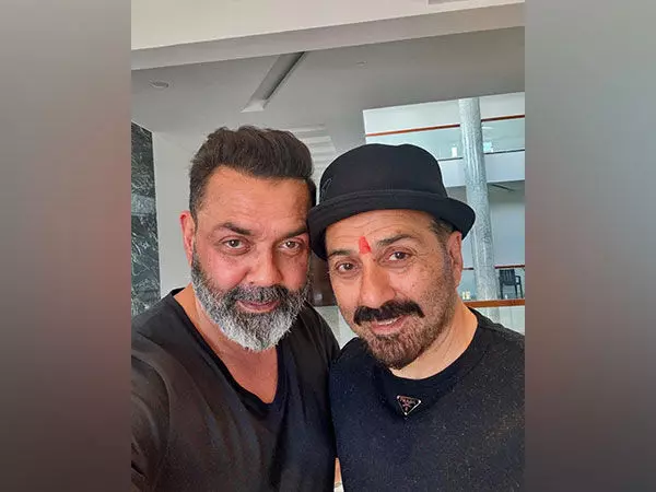 Bobby Deol ने भाई सनी देओल के जन्मदिन पर प्यार लुटाया