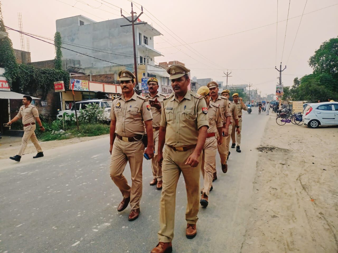 गुरवलिया बाजार में Police ने किया पैदल गश्त