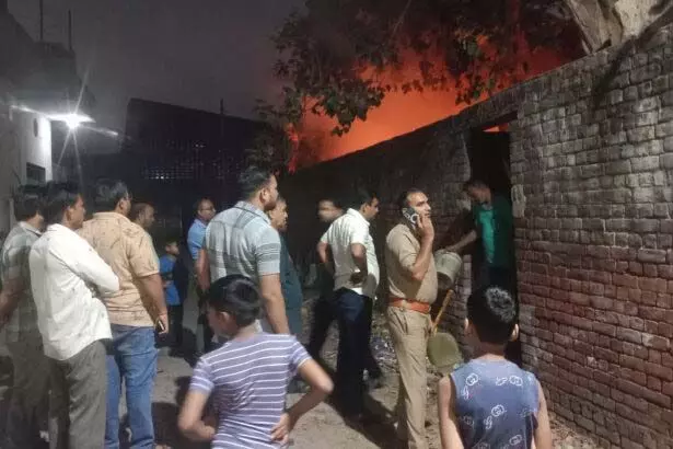 BREAKING: कूड़े के ढेर में लगी आग, मौके पर पहुंची पुलिस