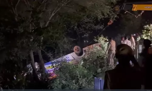 बस में सवार 53 श्रद्धालुओं में 3 की मौत, नाले में गिरने से हुआ बड़ा हादसा