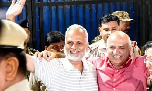 Delhi: आप के पूर्व मंत्री सत्येंद्र जैन जेल से बाहर आए Delhi: आप के पूर्व मंत्री सत्येंद्र जैन जेल से बाहर आए