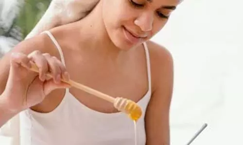 Skin care: शहद में मिलाकर लगाएं ये चीजें, निखर जाएगी रंगत