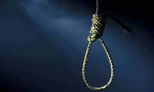 UP News: बाग में लटका  मिला युवक का शव