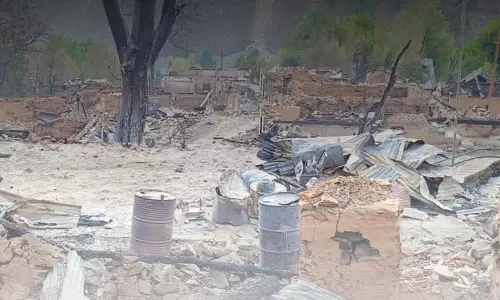 J&K: विनाशकारी आग के बाद बेघर हुए 80 वारवान परिवार J&K: विनाशकारी आग के बाद बेघर हुए 80 वारवान परिवार