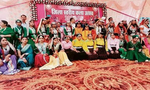 Himachal: चंबा के रंगोत्सव कला महोत्सव में विद्यार्थियों ने दिखाई प्रतिभा Himachal: चंबा के रंगोत्सव कला महोत्सव में विद्यार्थियों ने दिखाई प्रतिभा