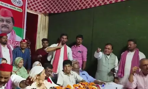 विधायकों पर आरोप लगते मीटिंग में हुआ हंगामा, रोने लगी महिला नेत्री