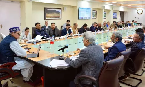 J&K: उमर ने विभिन्न विभागों में विकास गतिविधियों की समीक्षा की