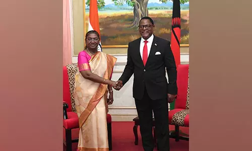 राष्ट्रपति द्रौपदी मुर्मू ने Malawi के राष्ट्रपति से मुलाकात की राष्ट्रपति द्रौपदी मुर्मू ने Malawi के राष्ट्रपति से मुलाकात की