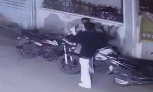 सैलून से बाहर निकलते ही युवक पर हमला, video आया सामने सैलून से बाहर निकलते ही युवक पर हमला, video आया सामने