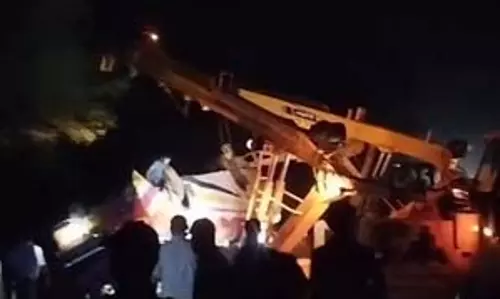 नाले में गिरी बस, 3 की मौत, साइकिल सवार को बचाने की कोशिश में हादसा, VIDEO