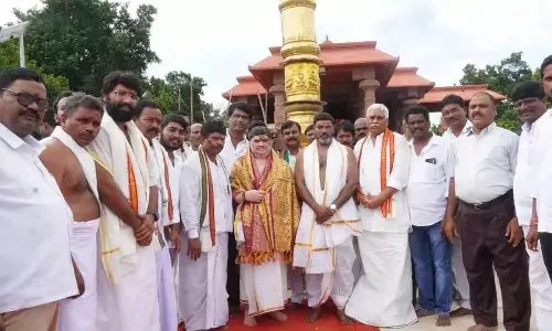 Telangana: मंत्री पोन्नम ने जोगुलाम्बा मंदिर का दौरा किया Telangana: मंत्री पोन्नम ने जोगुलाम्बा मंदिर का दौरा किया