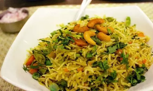 Recipe: स्वादिष्ट और झटपट बनाएं काजू-किशमिश पुलाव Recipe: स्वादिष्ट और झटपट बनाएं काजू-किशमिश पुलाव