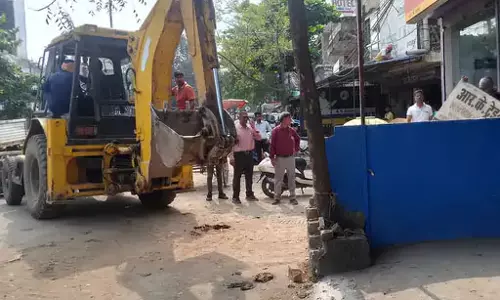 नगर निगम एक्शन में, 6 बाउंड्रीवाल पर चला बुलडोजर