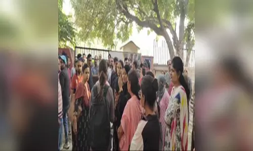 डिजिटल रेप मामले को लेकर बड़ी संख्या में अभिभावक स्कूल के बाहर हुए इकट्ठा