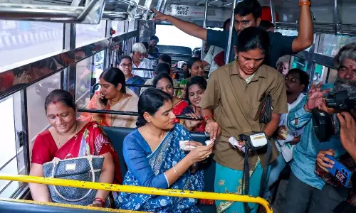 Andhra: एपीसीसी प्रमुख शर्मिला ने मुफ्त बस वादे को लागू करने की मांग की Andhra: एपीसीसी प्रमुख शर्मिला ने मुफ्त बस वादे को लागू करने की मांग की