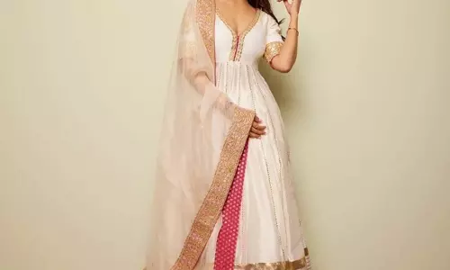 Fashion Tips: फेस्टिव सीजन में निखर जाएगा आपका लुक, कैरी करें ये स्टाइलिश  लुक