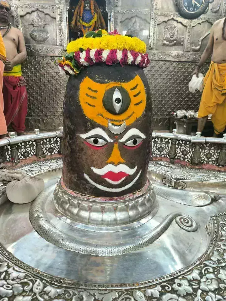 Ujjain: भस्मारती में चंद्र और त्रिपुंड तीसरी आंख से सजे महाकाल Ujjain: भस्मारती में चंद्र और त्रिपुंड तीसरी आंख से सजे महाकाल