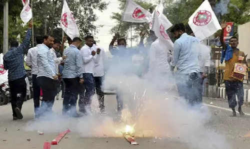 नागांव में AASU सदस्यों ने नागरिकता अधिनियम पर सुप्रीम कोर्ट के फैसले का जश्न मनाया